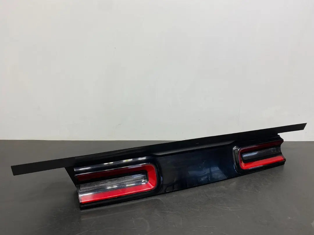 2019 DODGE CHALLENGER HELLCAT REDEYE OEM CENTER TAIL LIGHT TRUNK LIGHT USED Pit Stop Auto